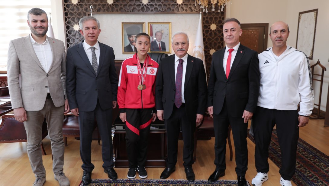 Valimiz Sayın Mehmet Ali KUMBUZOĞLU, Şampiyon Öğrencimiz Gülistan GÖNEN'i Kabul Etti