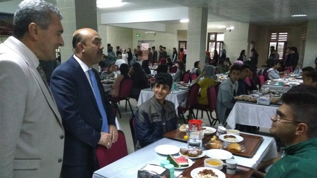 İl Milli Eğitim Müdürümüz Hacı Ömer KARTAL  İlk İftarını Ahmet Cevdet Paşa Sosyal Bilimler Lisesi Pansiyonunda  Öğrencilerle Birlikte Yaptı