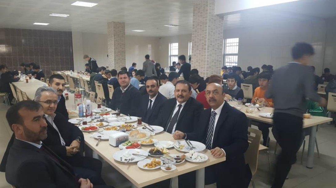 İlimiz Merkez Aksaray Anadolu İmam Hatip Lisesi Pansiyonunda Kalan Öğrencilerle Kahvaltıda Buluşuldu