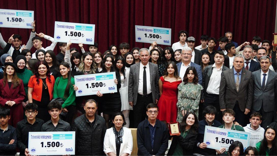 Aksaray Belediyesi'nin Ev Sahipliğinde Düzenlenen Liseler Arası Tiyatro Yarışması Ödül Töreni Gerçekleştirildi