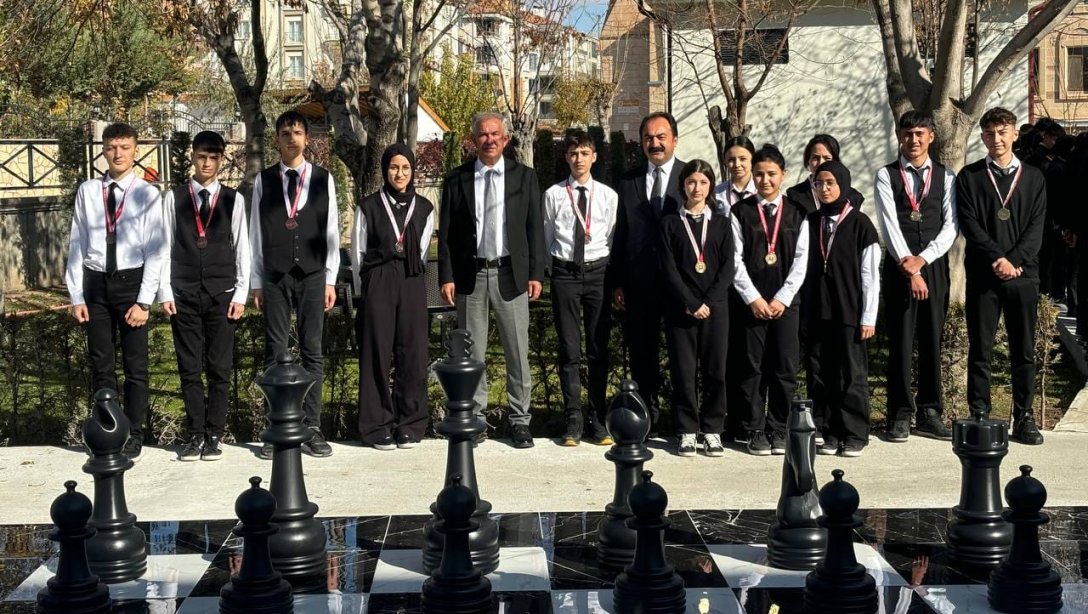 Uluırmak Mesleki ve Teknik Anadolu Lisesİ'nde Sağlıklı Beslenme, Hareketli Yaşam ve Zeka Oyunları Kapsamında Çeşitli Etkinlikler Yapıldı