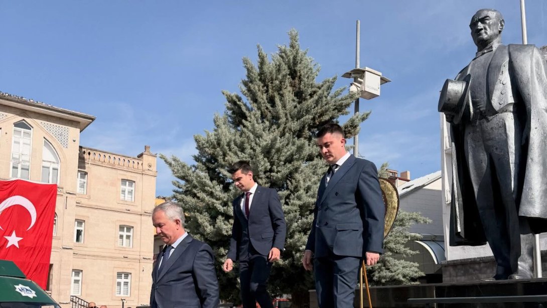 23 Nisan Ulusal Egemenlik ve Çocuk Bayramı Kapsamında Çelenk Sunma Töreni Gerçekleştirildi