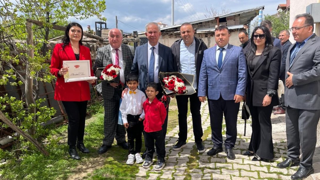 İl Millî Eğitim Müdürümüz Sayın Metin Alpaslan'dan Evde Eğitim Alan Öğrencimize 23 Nisan Ziyareti